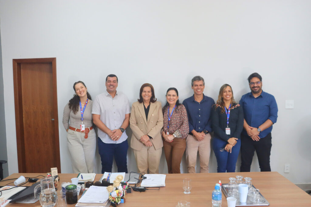 Na imagem o Prefeito de Floresta, a diretora-geral da Agência RMBH, os diretores da instituição e integrantes do seu corpo técnico.
